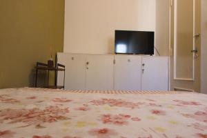 a bedroom with a bed and a flat screen tv at Qaway in Salta