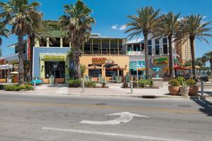 an empty street in front of a building with palm trees at Laguna Haven! 3BR 2BA Sleeps 7! Your perfect escape! in Laguna Beach