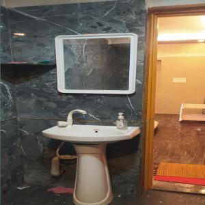 Koupelna v ubytování Arundekar Home Stay In 3 Minutes Walk Beach AC Room