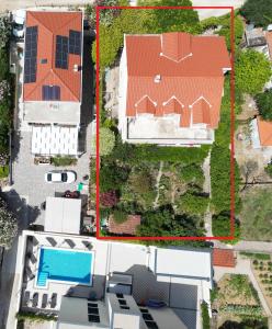 eine Luftaufnahme eines Hauses mit Pool in der Unterkunft Apartments with parking space Orebic, Peljesac - 24769 in Orebić
