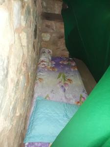 a small room with a bunk bed in a cave at Castelo de pedras no Vale da Lua in Alto Paraíso de Goiás +14 photos