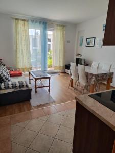 eine Küche und ein Wohnzimmer mit Tisch und Stühlen in der Unterkunft Apartments with parking space Orebic, Peljesac - 24769 in Orebić