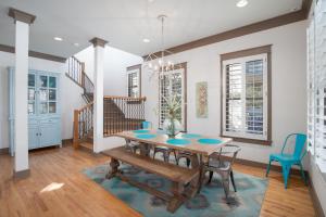 comedor con mesa de madera y sillas azules en Four C's Retreat - Lavish Home with Private Boardwalk Access to the Beach, en Blue Mountain Beach