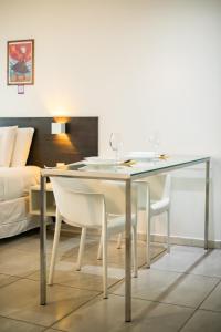 une table en verre avec deux verres à vin dessus dans l'établissement Coral Ritz - Flat beira mar (Condomínio Ritz Suites Home Service), à Maceió