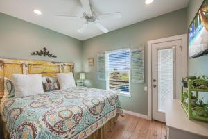 Un dormitorio con una cama y un ventilador de techo. en Caney Creek Beach Club, en Mustang Beach 46 fotos más