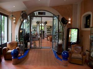 vestíbulo con entrada con sillas y espejo en La Ferme Rose-Hôtel de Charme en Moustiers-Sainte-Marie