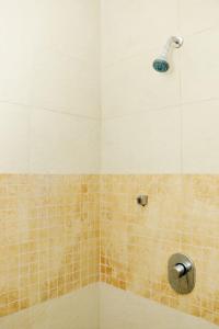 eine Dusche mit Duschkopf in einem Badezimmer in der Unterkunft Grand Blue Playa in Playa del Carmen