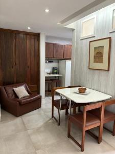 ein Wohnzimmer mit Tisch und Couch in der Unterkunft Flat Praia de Copacabana - Pé na Areia in Rio de Janeiro