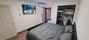 シウダー・フアレスにあるCasa cómoda y completa con 2 camas king size y 1 cama twinのベッドと薄型テレビのある寝室