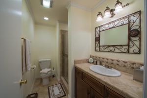 Un baño con lavabo, espejo e inodoro. en Golfer's Getaway, en Nipomo 30 fotos más