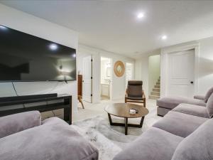 un salon avec un canapé et une table basse dans l'établissement Blue Sky Bungalow, à Boise