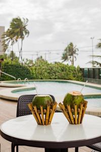 une table avec de la nourriture et des frites dessus dans l'établissement Coral Ritz - Flat beira mar (Condomínio Ritz Suites Home Service), à Maceió 19 autres photos