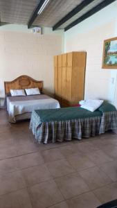 - 2 lits dans une pièce dans l'établissement Alojamiento Turístico Pelucho Sillero, à Junín