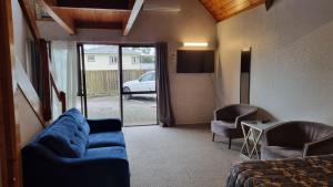 Predel za sedenje v nastanitvi Papakura Crusoe's motor lodge