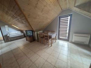una sala de estar con una mesa y un sofá en Apartment in Zamardi - Balaton 20369, en Zamárdi