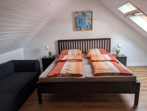 1 cama con 2 almohadas y 1 sofá en una habitación en Apartment in Zamardi - Balaton 20369, en Zamárdi