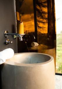 Ένα μπάνιο στο Piedra y Agua Glamping Puembo