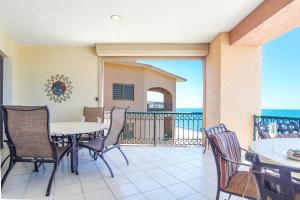 a balcony with a table and chairs and a view of the ocean at Sonoran Sea in Campo del Medio