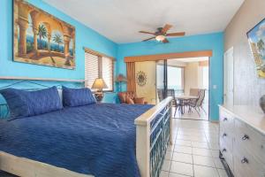a bedroom with a blue bed and a dining room at Sonoran Sea in Campo del Medio