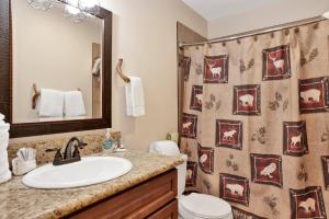 ein Badezimmer mit Waschbecken, Toilette und Dusche in der Unterkunft Skyline lodge #2353 in Big Bear Lake + 17 Fotos