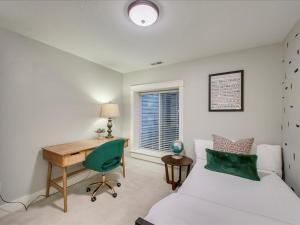 une chambre avec un bureau et un lit et un bureau et une chaise dans l'établissement Blue Sky Bungalow, à Boise