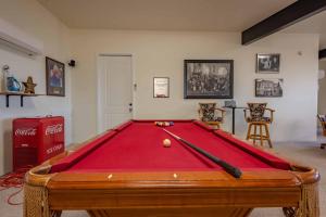 Biliár nebo kulečník v ubytování Blue Oak Oasis