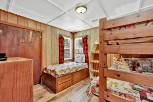 een slaapkamer met 2 bedden en een stapelbed bij FRANK'S OLD BEAR #149 in Big Bear Lake