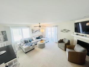 デューイ・ビーチにあるRodney avenue 107dのソファと椅子とテレビのあるリビングルーム