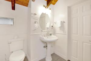un bagno bianco con un water e un lavandino di The Cozy Cottage#2384 a Big Bear Lake Altre 18 foto