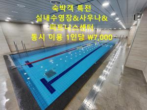 Bazén v ubytování Seogwipo JS Hotel nebo v jeho okolí