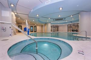 Bazén v ubytování Phoenix Gulf Shores II 1702 condo nebo v jeho okolí
