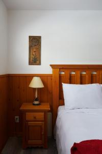 Postel nebo postele na pokoji v ubytování Le Chic Harfang Mont Tremblant + 14 fotografií