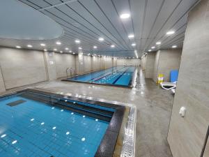 Bazén v ubytování Seogwipo JS Hotel nebo v jeho okolí