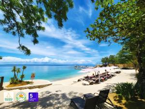 - Vistas a la playa del complejo en Belmont Hotel Mactan, en Mactan