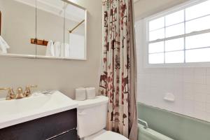 een badkamer met een wastafel en een toilet en een raam bij FRANK'S OLD BEAR #149 in Big Bear Lake +12 foto's