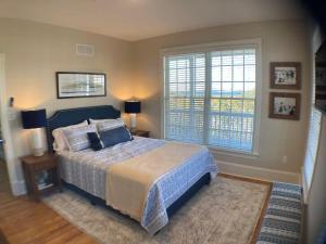 Un dormitorio con una cama y una ventana grande. en Hall avenue 33, en Rehoboth Beach