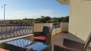 Balkon mit Glastisch und Stühlen in der Unterkunft Apartment Karlo in Novalja