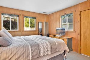 een slaapkamer met een bed en een televisie op een tafel bij Lakeview getaway #2120 in Big Bear Lake