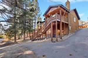 ein großes Holzhaus mit einer Treppe, die hinauf führt in der Unterkunft River rock lodge #1953 in Big Bear Lake