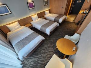 Postel nebo postele na pokoji v ubytování Seogwipo JS Hotel