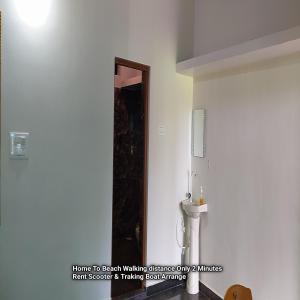 Fotografie z fotogalerie ubytování Arundekar Home Stay In 3 Minutes Walk Beach AC Room v destinaci Gokarna