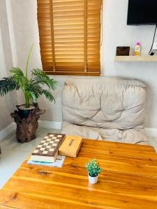 ein Wohnzimmer mit einer Couch und einem Holztisch in der Unterkunft Maduel Resort Kohlarn in Ko Larn + 33 Fotos