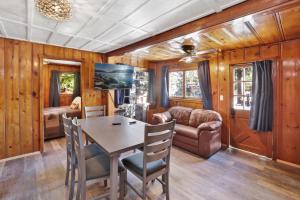 Un comedor con una mesa y un sofá. en Lakeview #104, en Big Bear Lake