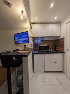 Η κουζίνα ή μικρή κουζίνα στο Luxury studio Évry - Ris, 25 min to Paris +5 φωτογραφίες