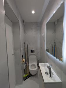 Ένα μπάνιο στο Luxury studio Évry - Ris, 25 min to Paris