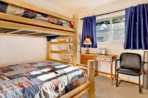 1 dormitorio con literas, escritorio y silla en Montana cabin #1938, en Big Bear City