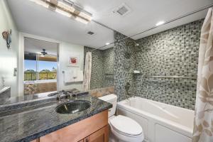 ワイレアにあるCentral 1 bedroom gorgeous beaches MBG405の洗面台、浴槽、トイレを備えたバスルーム +19枚の写真