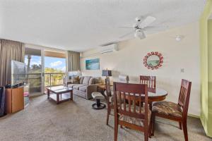 ワイレアにあるCentral 1 bedroom gorgeous beaches MBG405のテーブルとソファのあるリビングルーム