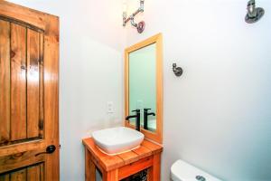 een badkamer met een wastafel en een spiegel bij Alpine chalet #1840 in Big Bear Lake +14 foto's