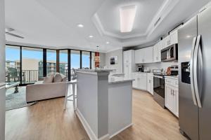 Charming 2bd/2ba w/ Bay View, Pool w/ Lazy River的厨房或小厨房